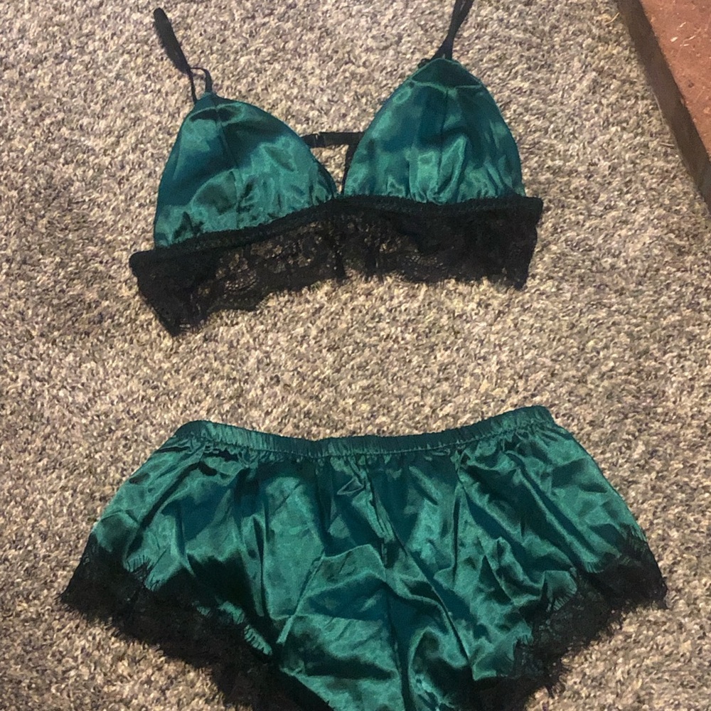 Emerald lingerie with black lace set